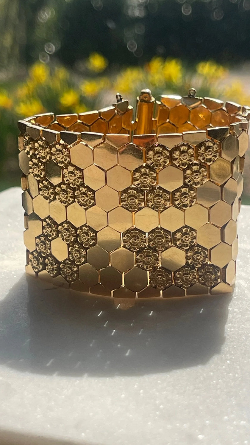 Vintage 18k Gold Floral Motif Cuff