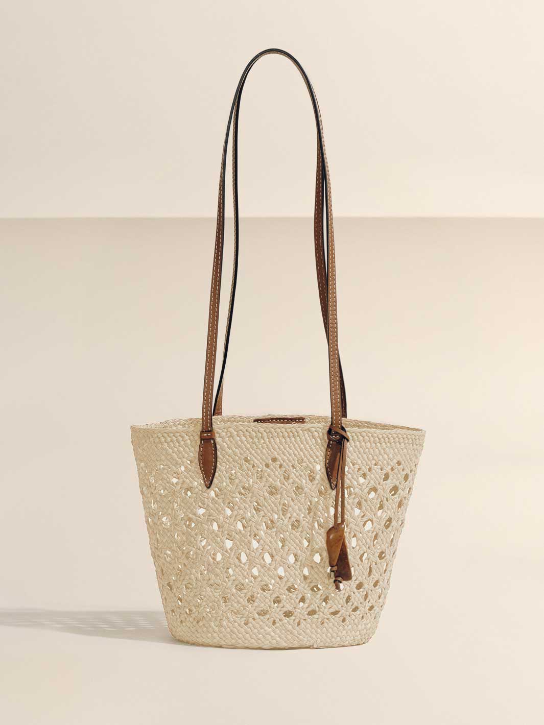 The Lattice Basket in Handwoven Iraca