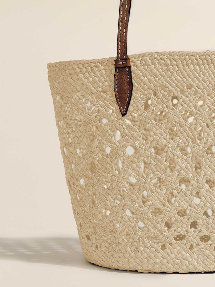 The Lattice Basket in Handwoven Iraca