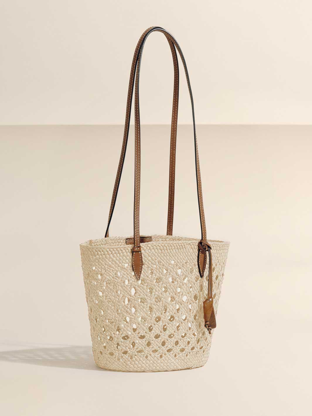 The Lattice Basket in Handwoven Iraca