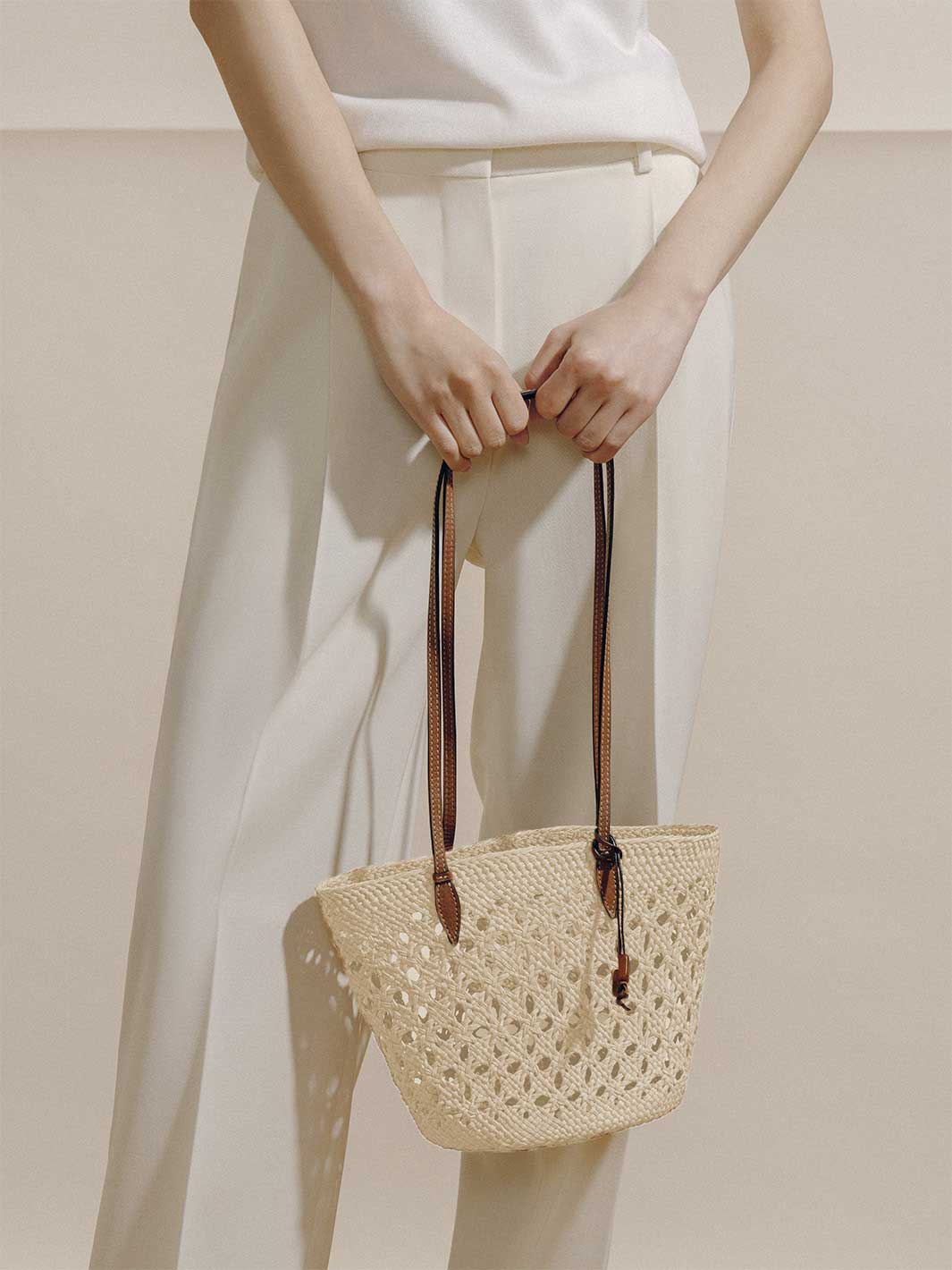 The Lattice Basket in Handwoven Iraca